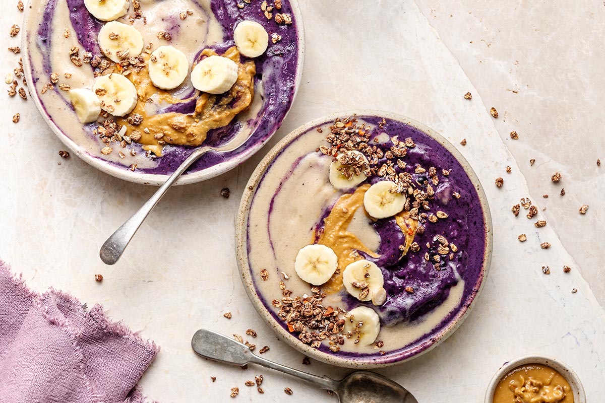 Form-Blueberries-Banana-smoothie-bowl-site