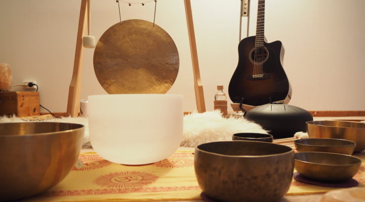 Sound bathing gongs, guitar and bowls