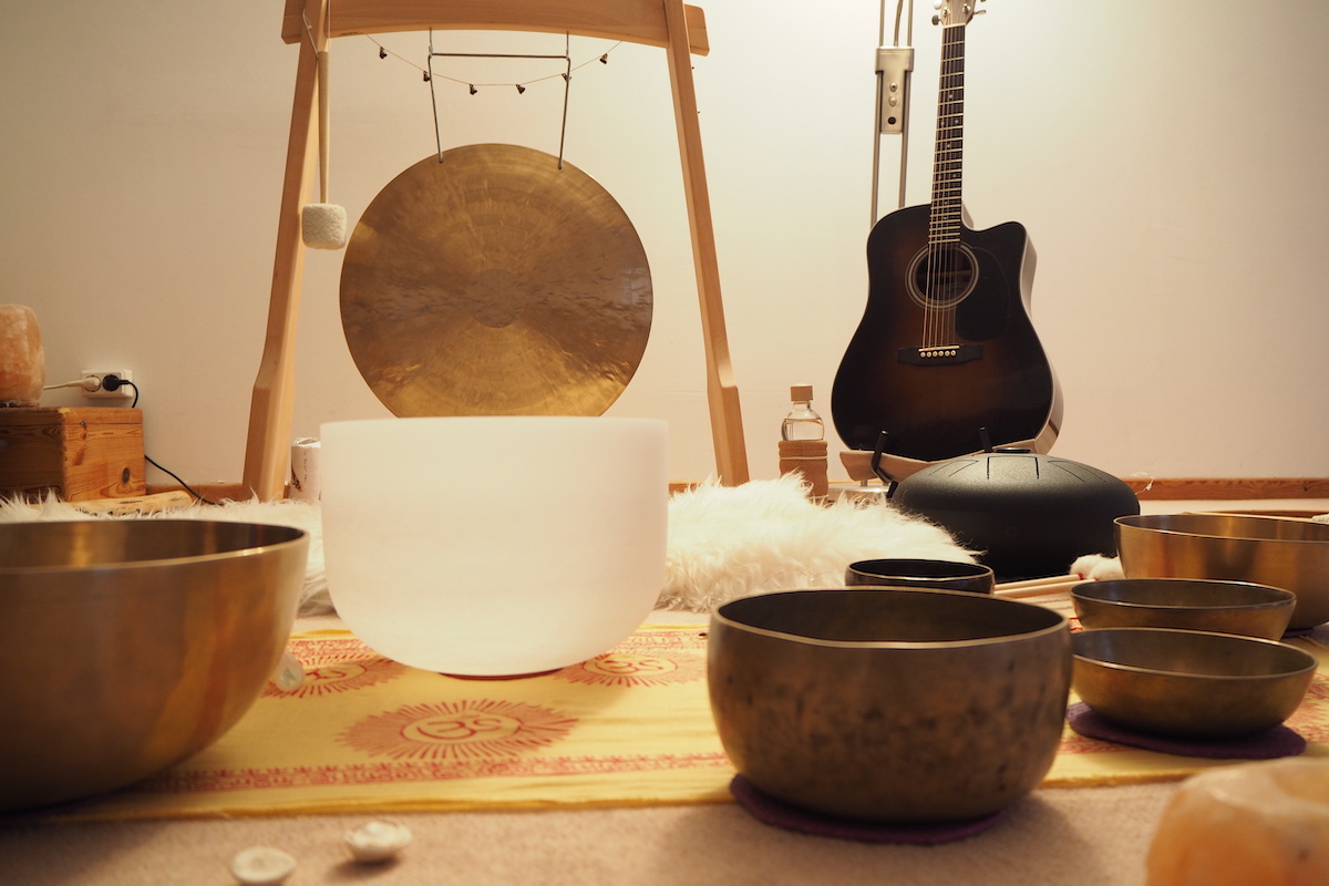 Sound bathing gongs, guitar and bowls