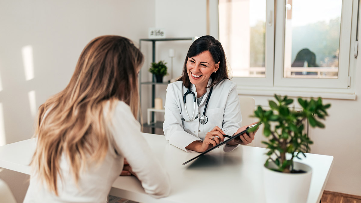 Female specialist explaining diagnosis to her patient.