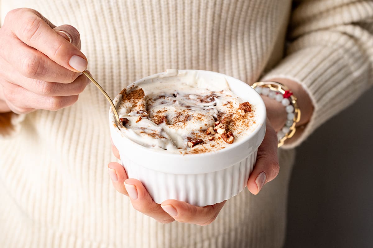 Form-Cinnamon-Roll-Mug-Cake-1225