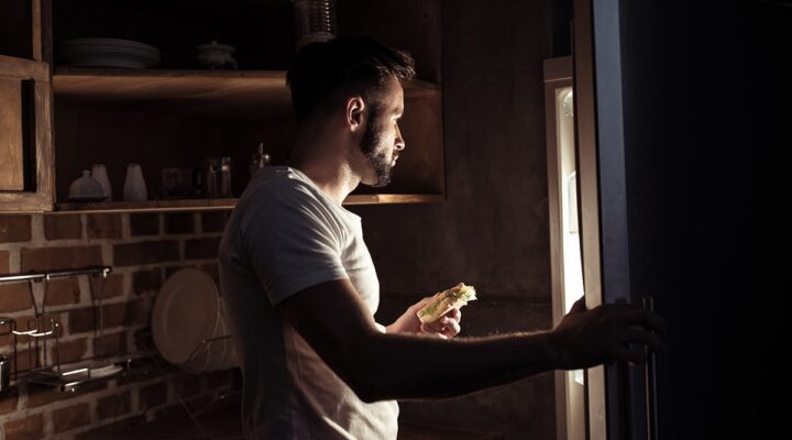inForm-Ask-Dr-Adam--Is-Eating-Late-At-Night-Really-Worse-For-You---header-image